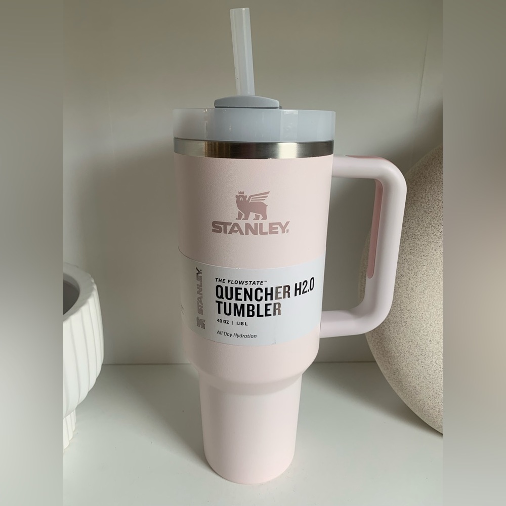Stanley 40oz Quencher Flowstate Tumbler Rose Quartz chips on rim